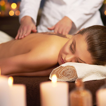 Masszázs Édes Illatokban: Aromaterápia és Masszázsolajok