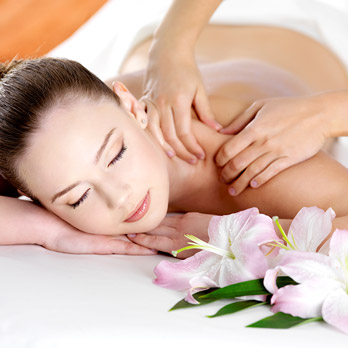 Tudatos Érintés: Masszázstechnikák a Stressz Ellen